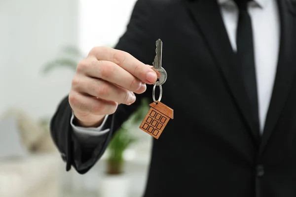 Immobilienmakler Hält Hausschlüssel Mit Schmuckstück Drinnen Nahaufnahme — Stockfoto