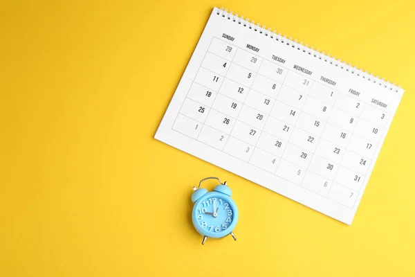 Calendário Despertador Fundo Amarelo Flat Lay Espaço Para Texto — Fotografia de Stock