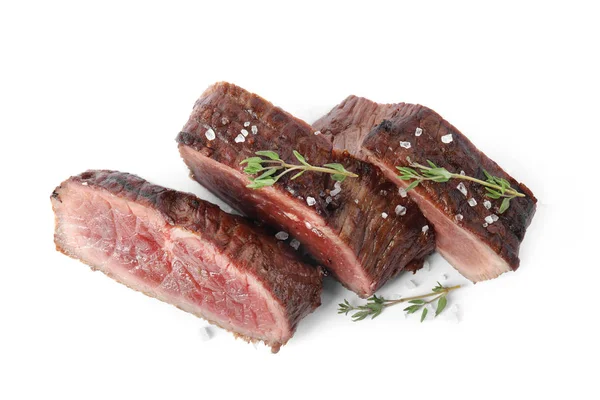 Köstliche Rindersteaks Scheiben Mit Thymian Und Salz Isoliert Auf Weiß — Stockfoto