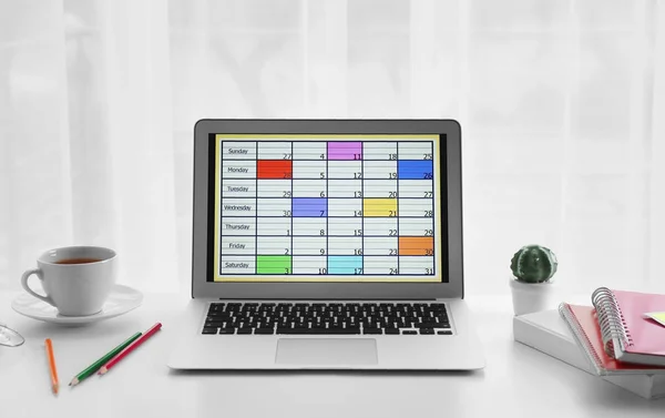 Laptop Moderno Com Calendário Tela Escritório — Fotografia de Stock