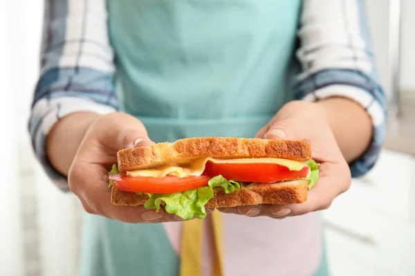 Mulher Segurando Saboroso Sanduíche Com Queijo Tomate Fundo Claro Close — Fotografia de Stock