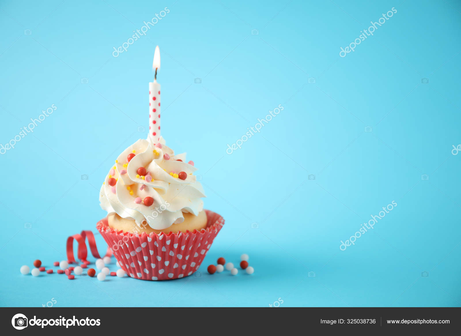 薄い青の背景にキャンドルとおいしい誕生日カップケーキ ストック写真 C Liudmilachernetska Gmail Com