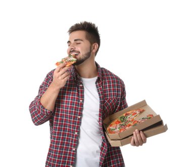 Yakışıklı adam beyazın üzerinde izole pizza yiyor.