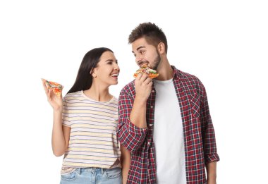 Pizzalı mutlu çift beyazlar içinde