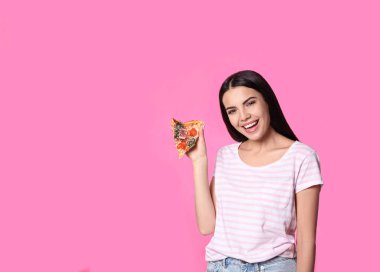 Pembe arka planda pizzası olan güzel bir kadın, mesaj için yer var.