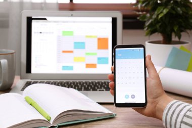 Masada akıllı telefonu olan bir kadın var, yakın plan.