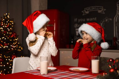 Yemek odasındaki sevimli küçük çocuklar. Noel zamanı