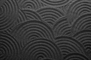 Siyah kum, güzel desenli, üst manzaralı. Zen kavramı