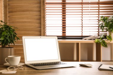 Ofisteki modern dizüstü bilgisayar. Rahat bir iş yeri