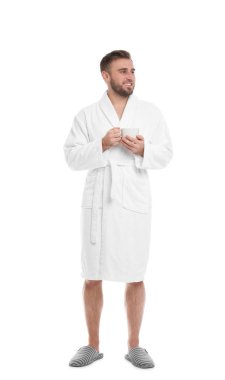Kahveli yakışıklı bir adam beyaz bir bornoz giyiyor.