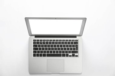 Boş ekran ile modern laptop beyaz, üst görünüm izole