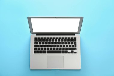 Açık mavi arkaplanda boş ekranı olan modern dizüstü bilgisayar, üstteki vi