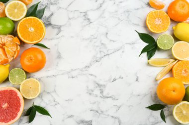 Mandalinalı düz kompozisyon ve beyaz mermer zemin üzerinde farklı narenciye meyveleri. Metin için boşluk