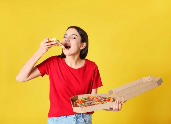 Belle Femme Mangeant Délicieuses Pizzas Sur Fond Jaune — Photo