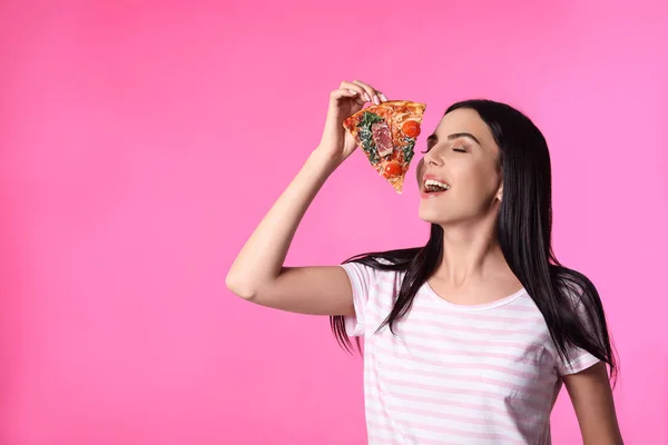 Schöne Frau Mit Pizza Auf Rosa Hintergrund Platz Für Text — Stockfoto