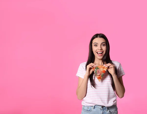 Emotionale Frau Mit Pizza Auf Rosa Hintergrund Raum Für Text — Stockfoto