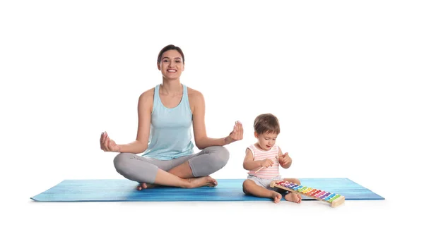 Tânără Femeie Meditând Timp Fiul Joacă Xilofon Jucărie Izolat Alb — Fotografie, imagine de stoc