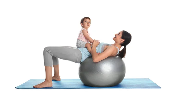 Jeune Femme Faisant Exercice Avec Son Fils Isolé Sur Blanc — Photo