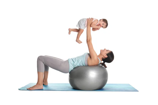 Jeune Femme Faisant Exercice Avec Son Fils Isolé Sur Blanc — Photo