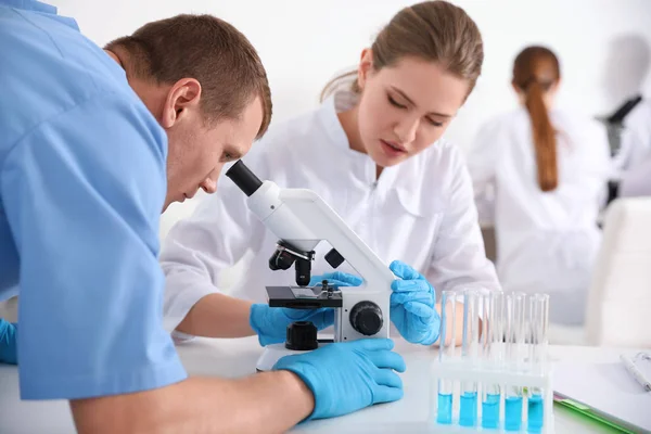 Modern Laboratuarda Mikroskopla Çalışan Tıp Öğrencileri — Stok fotoğraf