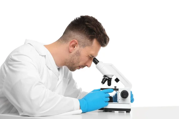 Ученый Использующий Современный Микроскоп Столом Изолирован Белом Медицинские Исследования — стоковое фото