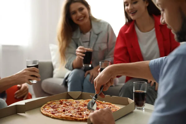 Homme Coupant Pizza Fraîche Sur Table Amis Intérieur Gros Plan — Photo