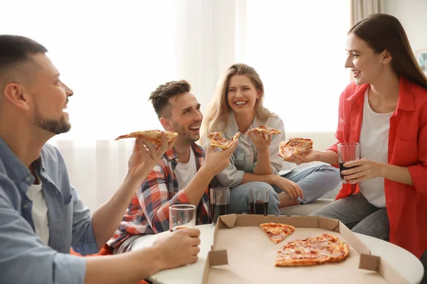 Group Friends Eating Tasty Pizza Home — Stock Photo, Image