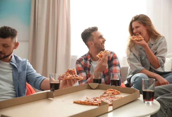 朋友们在家里吃着美味的披萨 — 图库照片
