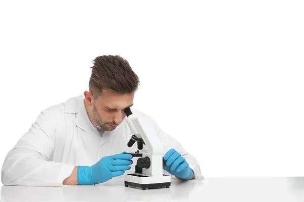 Scienziato Con Microscopio Moderno Tavola Isolato Bianco Ricerca Medica — Foto Stock