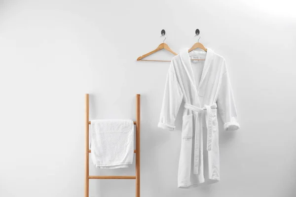 Mjuk skön badrock och fräsch handduk inomhus — Stockfoto