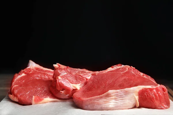 Carne Crua Fresca Cortada Mesa Contra Fundo Preto Close — Fotografia de Stock