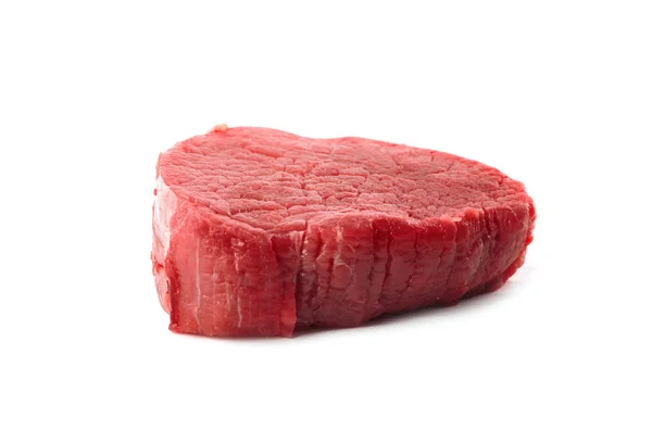 Νωπό ωμό βόειο κρέας που απομονώθηκε σε λευκό — Φωτογραφία Αρχείου