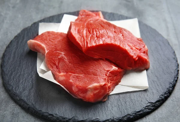 Carne Fresca Crua Cortada Sobre Mesa Cinzenta Fecho — Fotografia de Stock