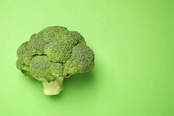 Broccoli Proaspăt Fundal Verde Vedere Sus Spațiu Pentru Text — Fotografie, imagine de stoc