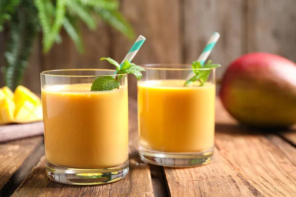 Fresh Delicious Mango Drink Wooden Table — 스톡 사진