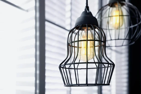 Stylová Kovová Přívěsová Lampa Žárovkou Edison — Stock fotografie