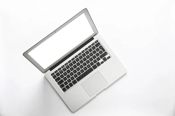 Portátil moderno con pantalla en blanco aislado en blanco, vista superior — Foto de Stock