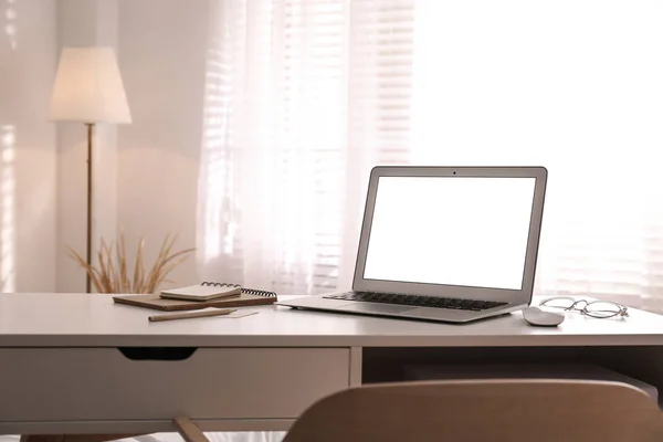 Laptop auf Schreibtisch neben Fenster im Büro. Komfortabler Arbeitsplatz — Stockfoto