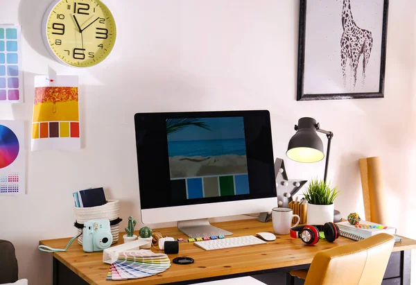 スタジオで現代的なコンピュータと快適なデザイナーの職場 — ストック写真