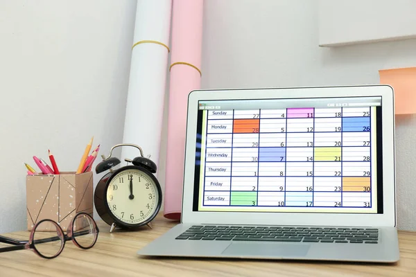 Moderner Laptop Mit Kalender Auf Dem Bildschirm Büro — Stockfoto