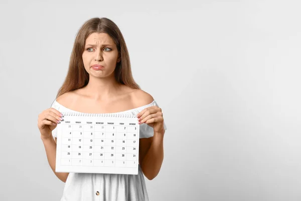 Эмоциональная Молодая Женщина Проводит Календарь Отмеченными Днями Менструального Цикла Светлом — стоковое фото