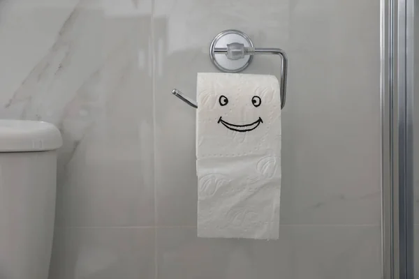 Papel Con Cara Divertida Dibujada Cerca Del Tanque Inodoro Baño —  Fotos de Stock