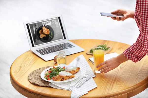 Yemek Blogcusu Öğle Yemeğini Içeride Ahşap Masada Çekiyor — Stok fotoğraf