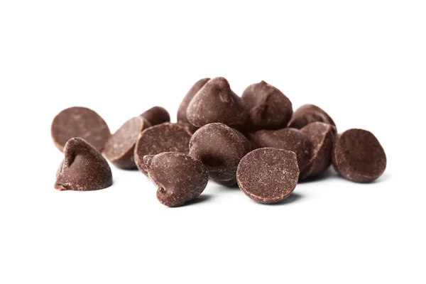 Куча вкусных шоколадных чипсов, изолированных на белом — стоковое фото