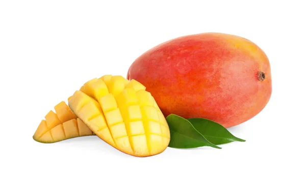 Ganze und geschnittene saftige Mangos isoliert auf weiß — Stockfoto
