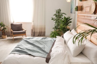 Yeşil bitkilerle süslenmiş rahat bir yatak odası. Ev tasarımı fikirleri