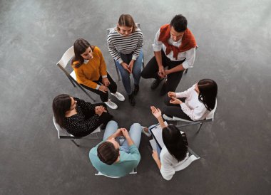 Grup terapi seansında hastalarla çalışan psikoterapist.