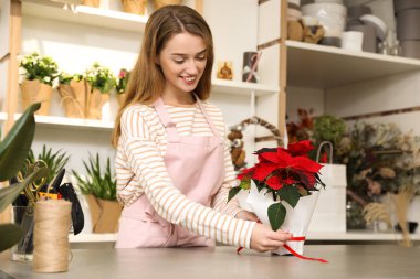 İş yerinde önlüklü profesyonel kadın çiçekçi.