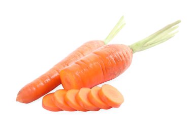 Tam ve dilimlenmiş olgun havuçlar beyaza izole edilmiş.