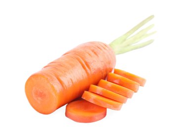 Dilimlenmiş taze havuç, beyaz üzerinde izole edilmiş.